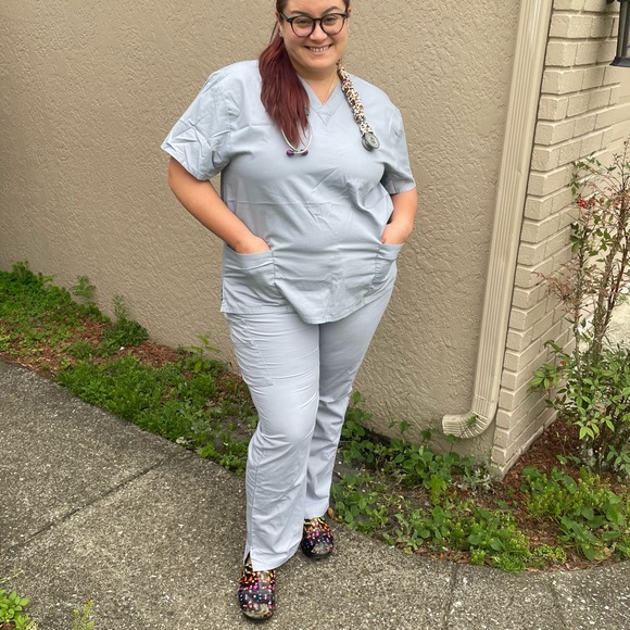 🩺 SET of Grey Dickies 2X Scrubs with Flare Leg Cargo Pants & Two Pocket Top - Picture 7 of 9